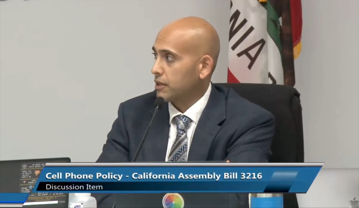 PAUSD School Board meets to discuss Cell Phone Policy